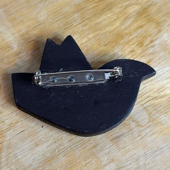 Wooden black hand painted folk art bird bird brooch pin with twine bow - Picture 3 of 4